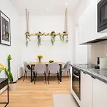 Modern Centrally Located - By Upstairs Διαμέρισμα