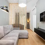 Modern Centrally Located - By Upstairs Διαμέρισμα *