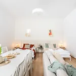 Διαμέρισμα Modern Centrally Located - By Upstairs