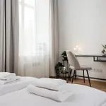 Modern Centrally Located - By Upstairs Διαμέρισμα