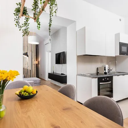 Modern Centrally Located - By Upstairs Appartement