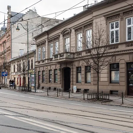 Modern Centrally Located - By Upstairs Appartement *