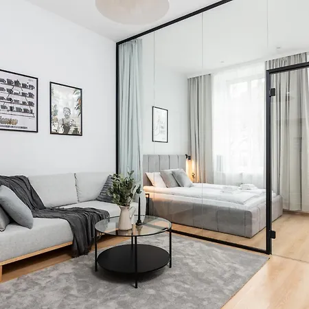 Modern Centrally Located - By Upstairs Appartement