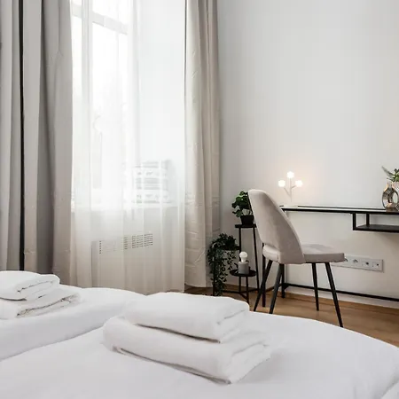 Modern Centrally Located - By Upstairs Appartement