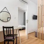 Modern Centrally Located - By Upstairs Apartament