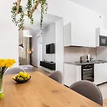 Modern Centrally Located - By Upstairs Apartament