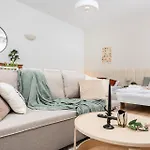 Modern Centrally Located - By Upstairs Apartament Kraków