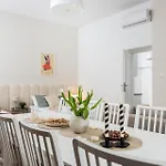 Modern Centrally Located - By Upstairs Apartament Kraków