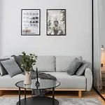 Modern Centrally Located - By Upstairs Apartament *