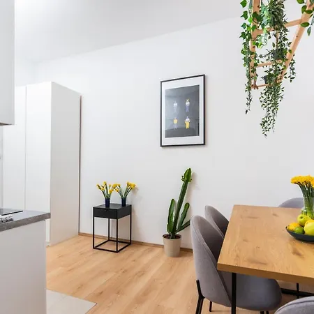 Апартаменты Modern Centrally Located - By Upstairs